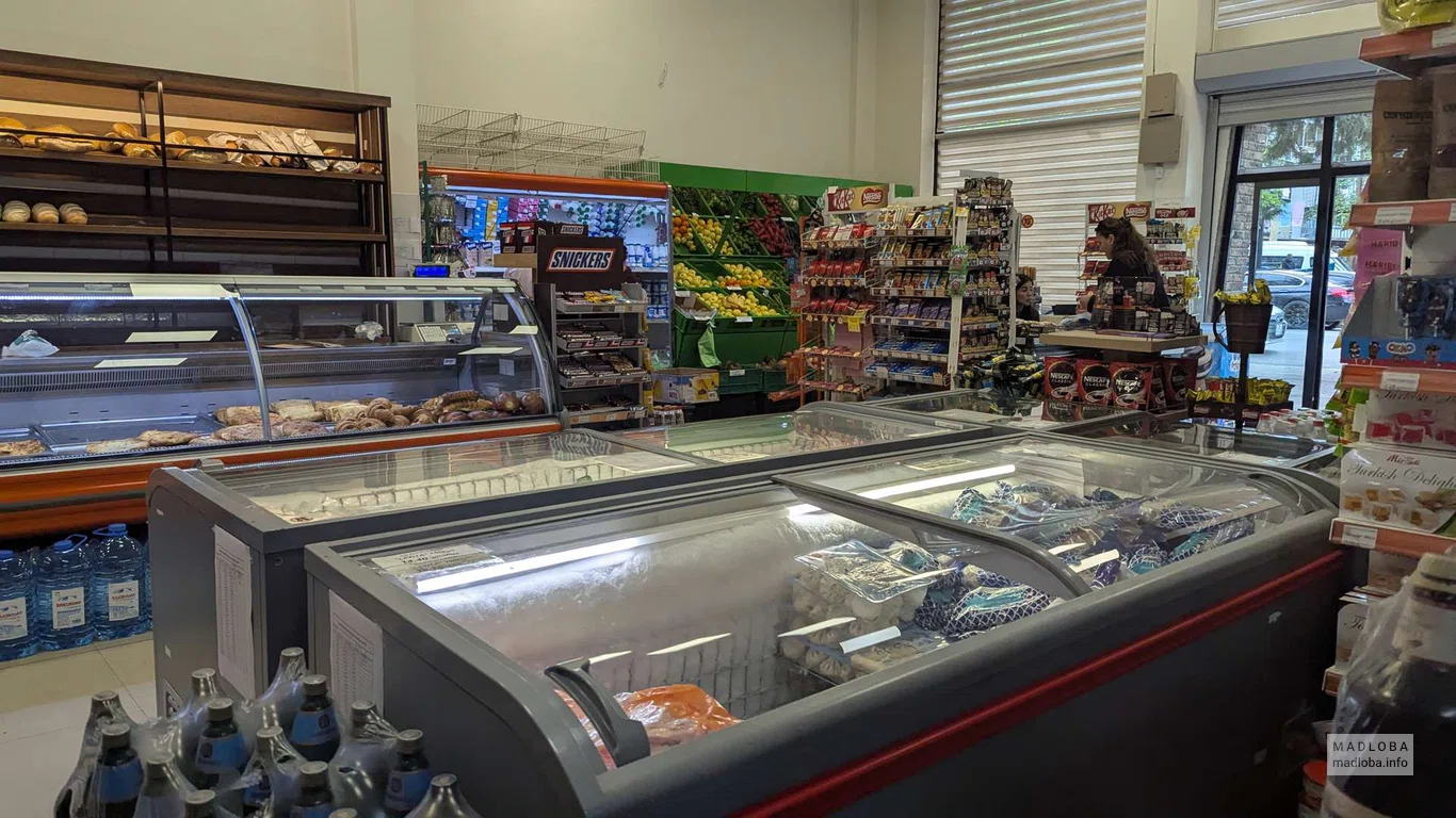 Морозильные камеры с полуфабрикатами в Absolut Supermarket в Батуми