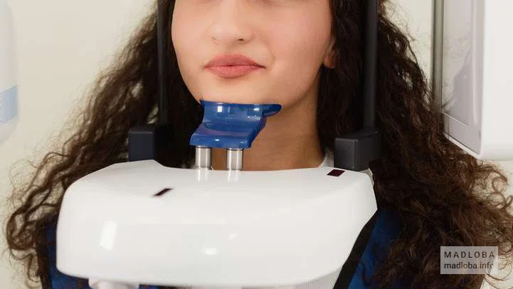 Девушка на рентгене зубов