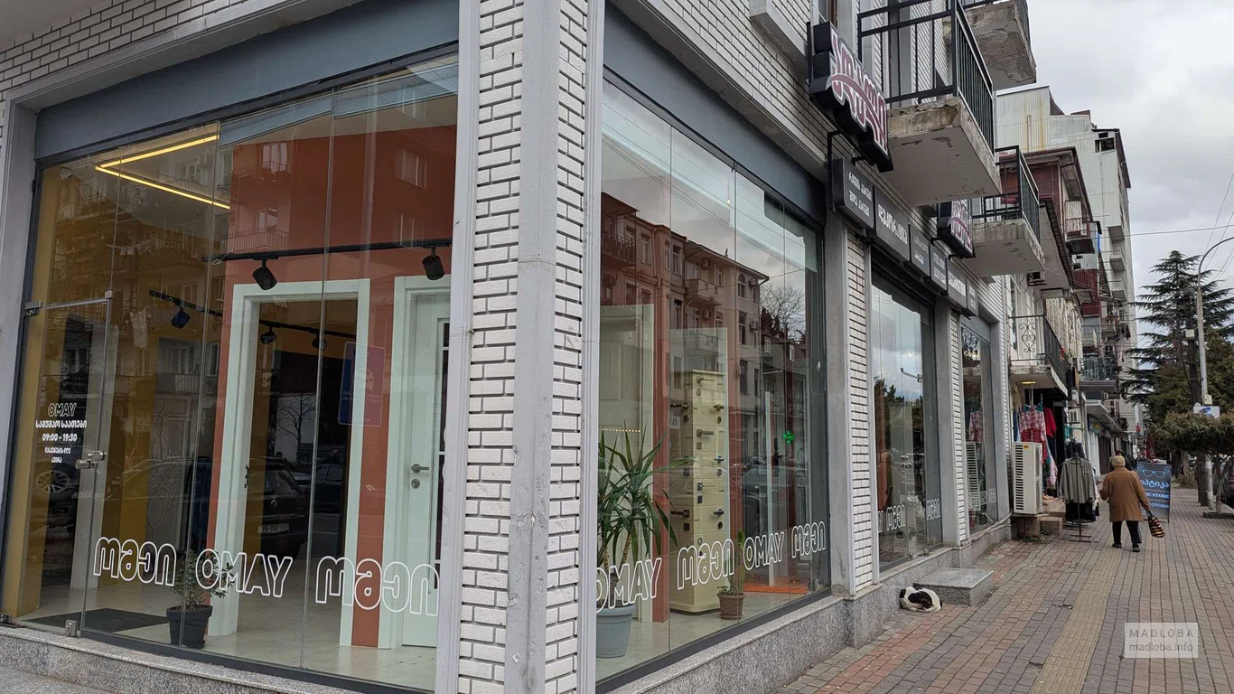 Магазин Adali в Батуми – двери, паркет и элементы декора.