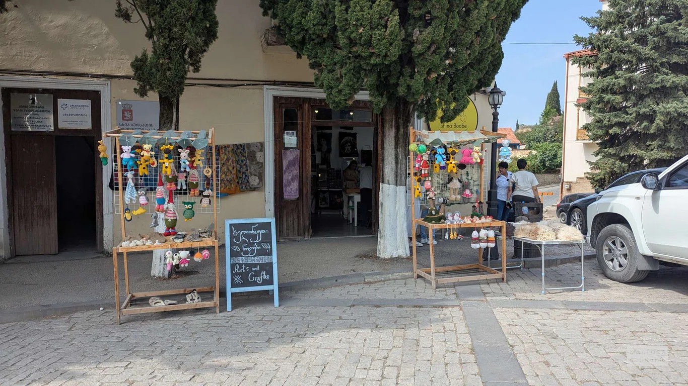 Уличная экспозиция магазина Akauri с игрушками и коврами