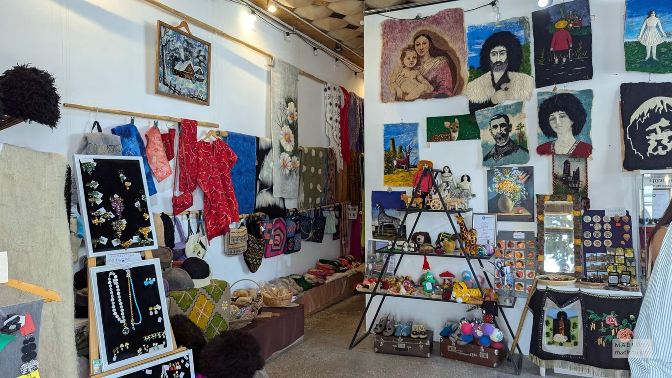 Интерьер магазина с картинами и ремесленными изделиями