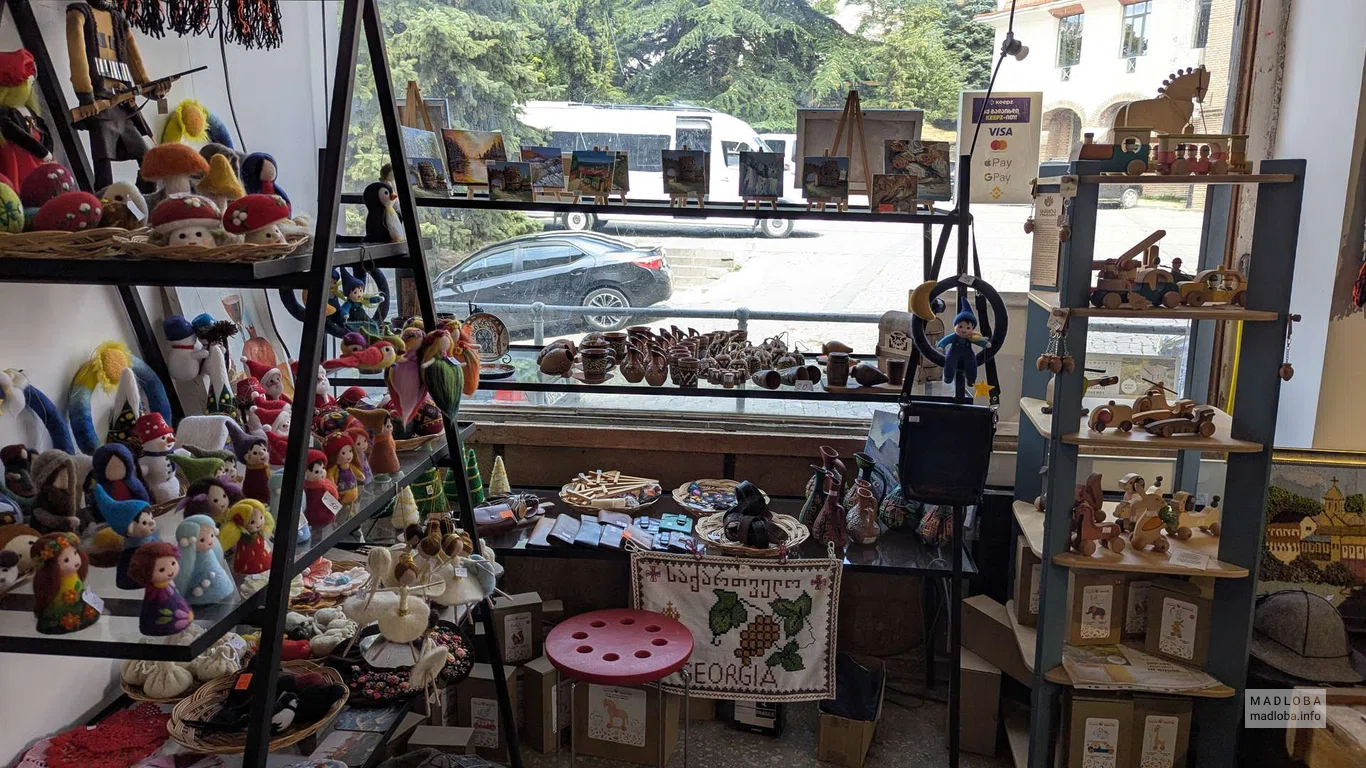 Полки с сувенирами и игрушками из войлока