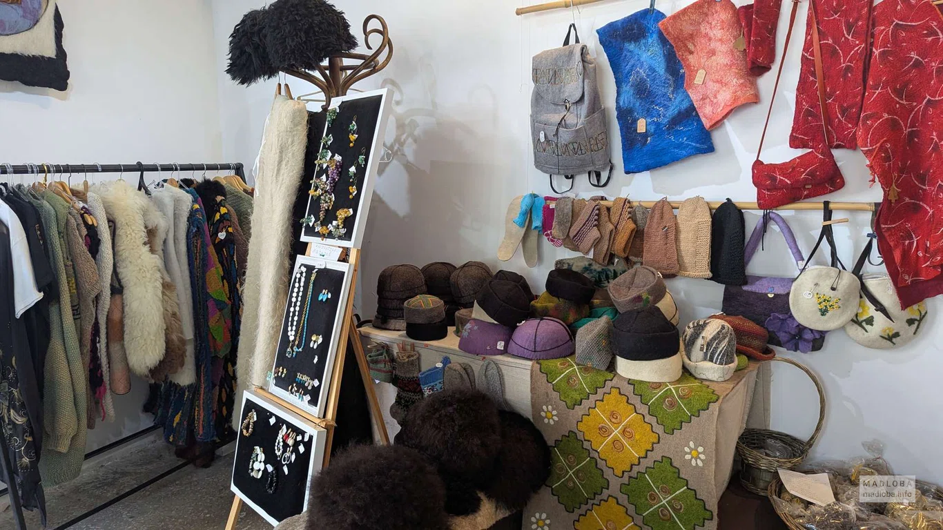 Витрина с тёплой одеждой и украшениями ручной работы