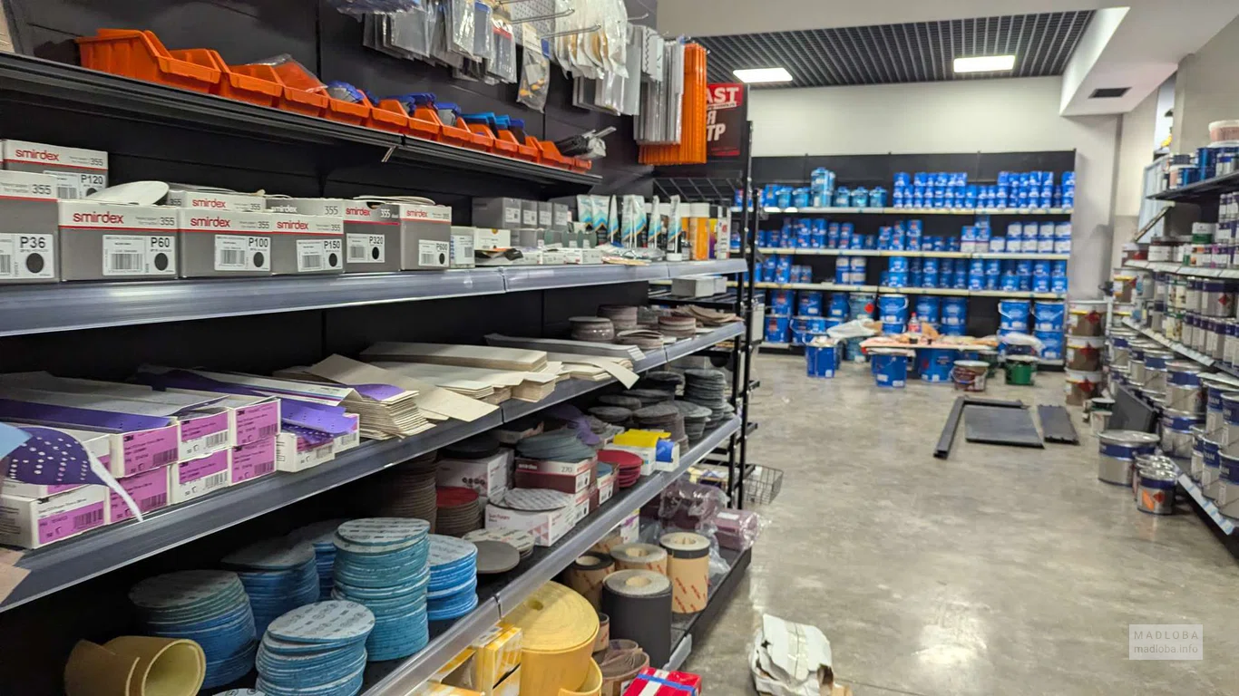 Товар на полках магазина Akzonobel