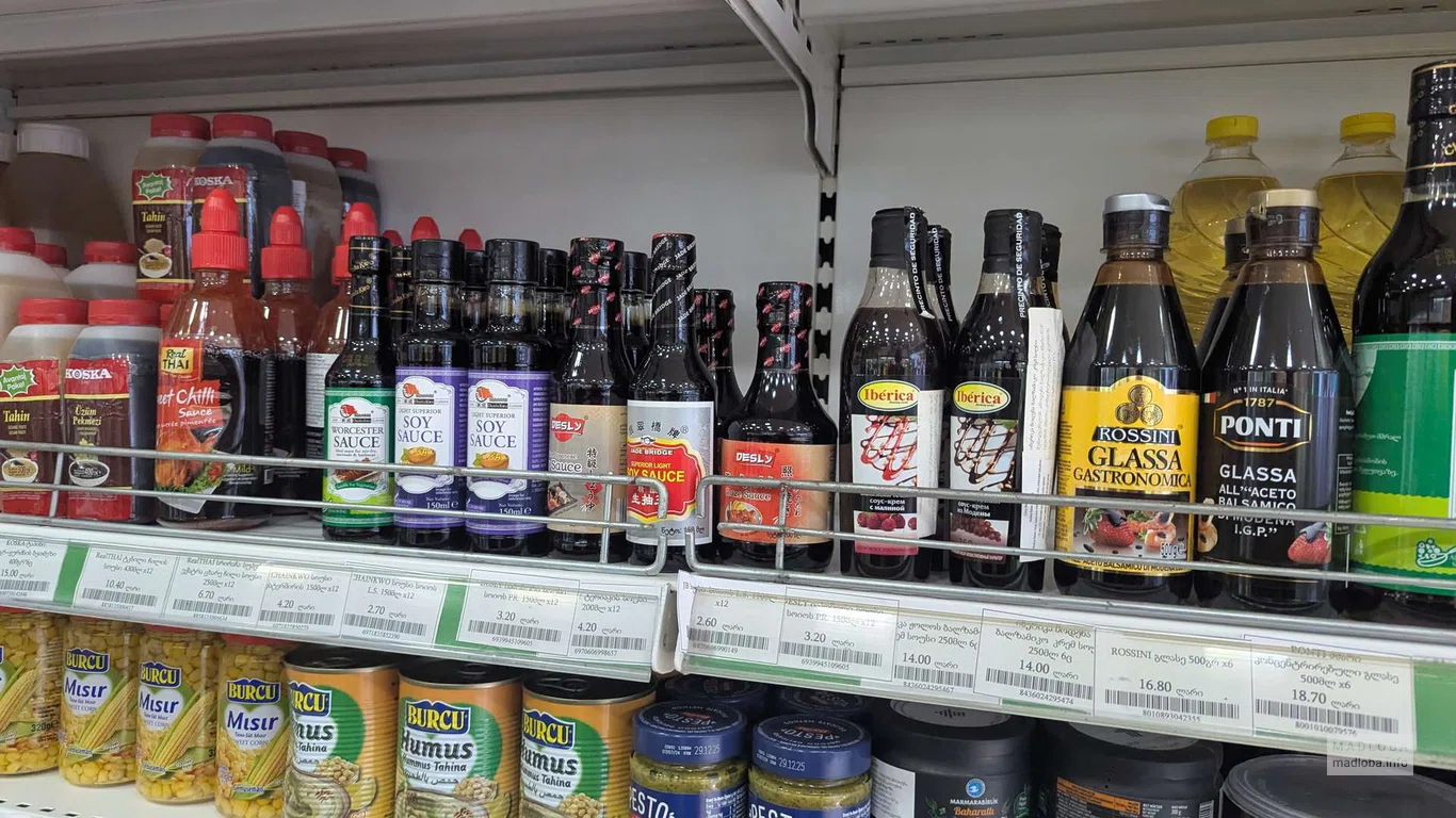 полки с продуктами в супермаркете «Алали»