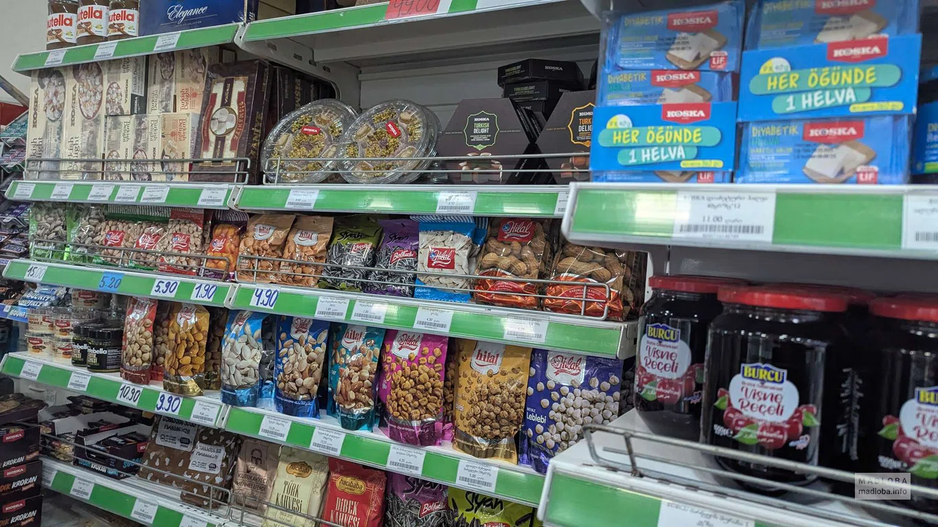 полки с продуктами в супермаркете «Алали»