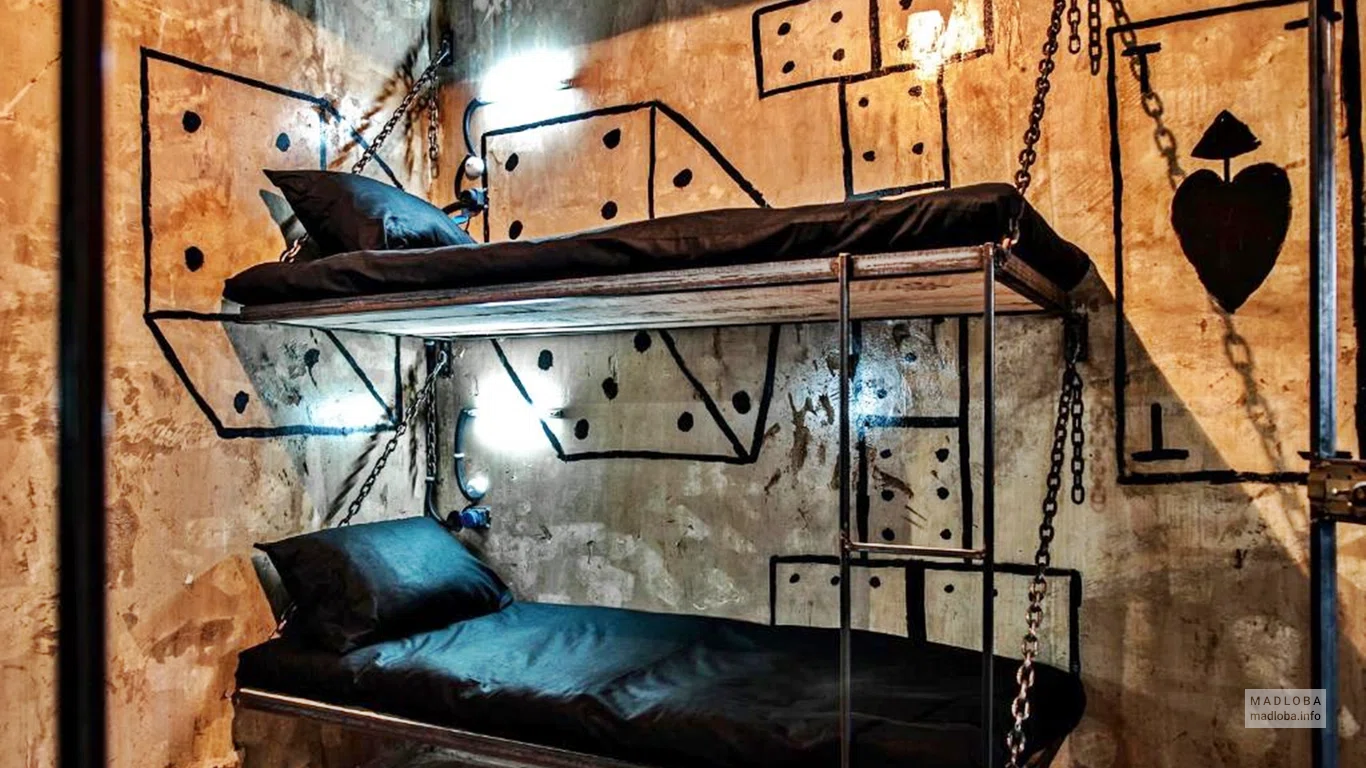Двухуровневые кровати в хостеле Alcatraz Jail