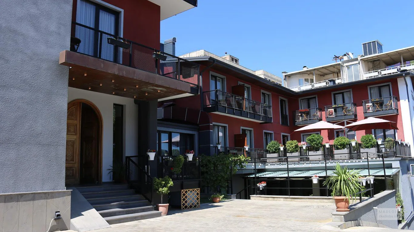 Вид на террасу Alliance Hotel в Грузии
