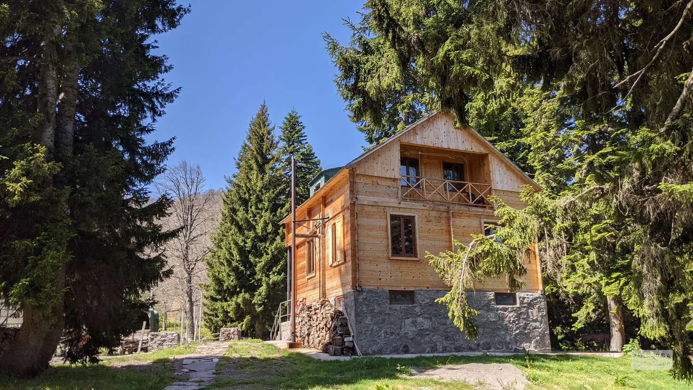 Деревянный домик в Альпийском саду Годердзи