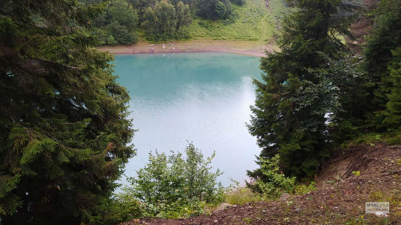 Изумрудное озеро в Альпийском саду Годердзи