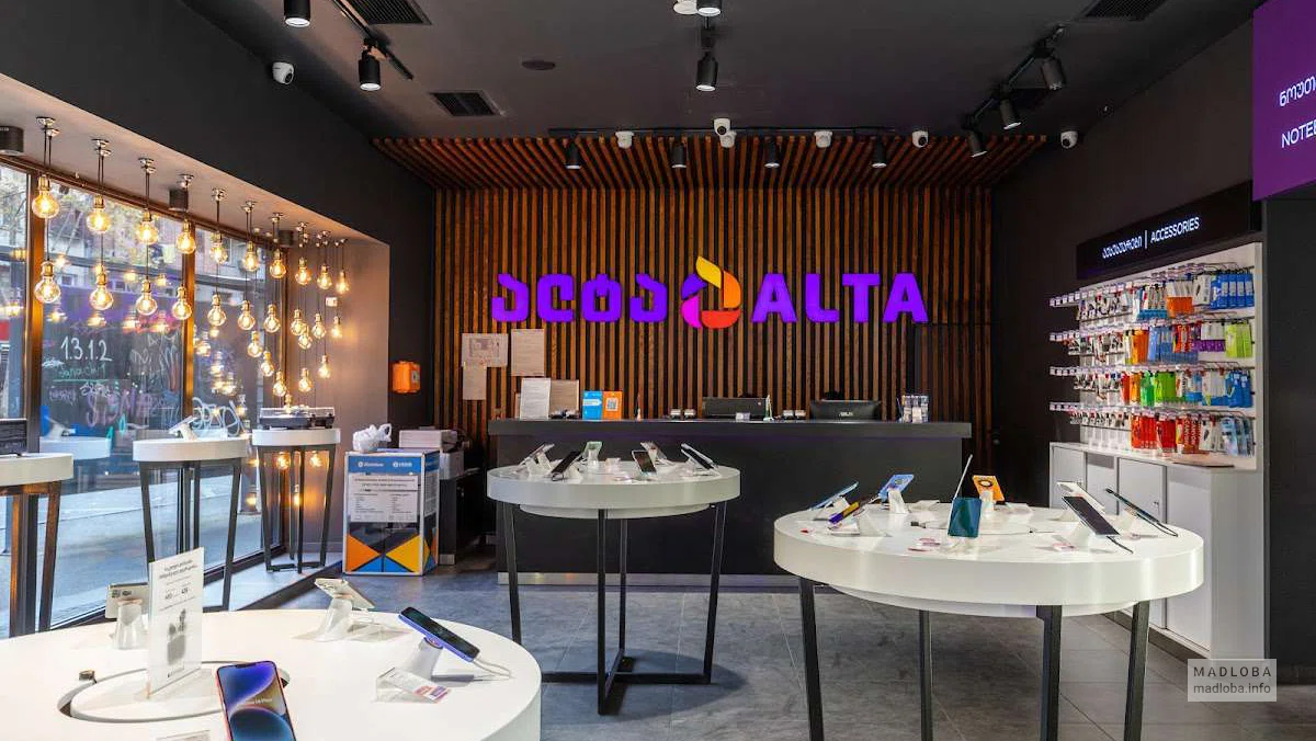 Телефоны в магазине бытовой техники и электроники Альта