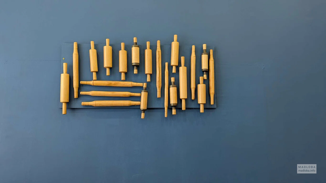 Панно из скалок в пекарне Amato Bakery