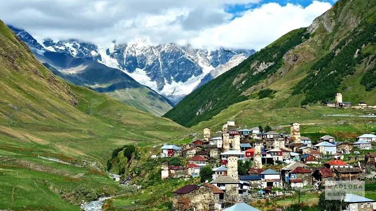 Деревня у подножия гор в Грузии