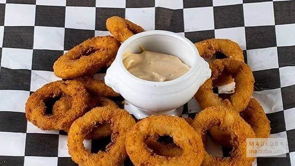 Луковые кольца с соусом в American Diner