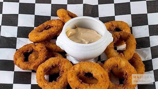 Луковые кольца с соусом в American Diner