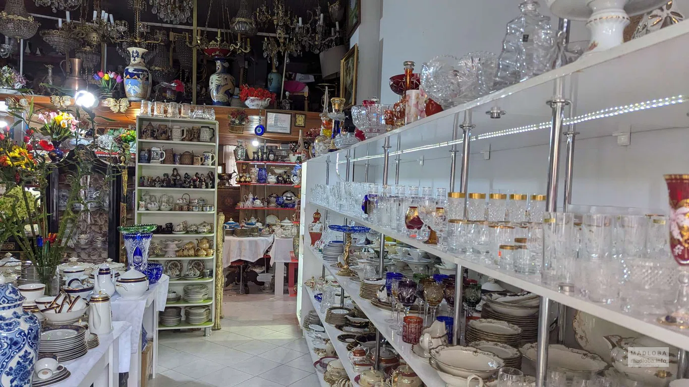 Антиквариат в магазине Antiques