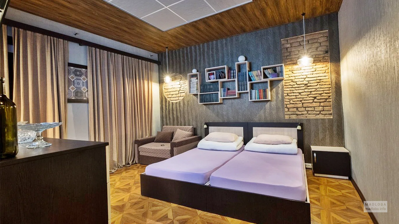 Кровать в номере апарт-отеля Победа