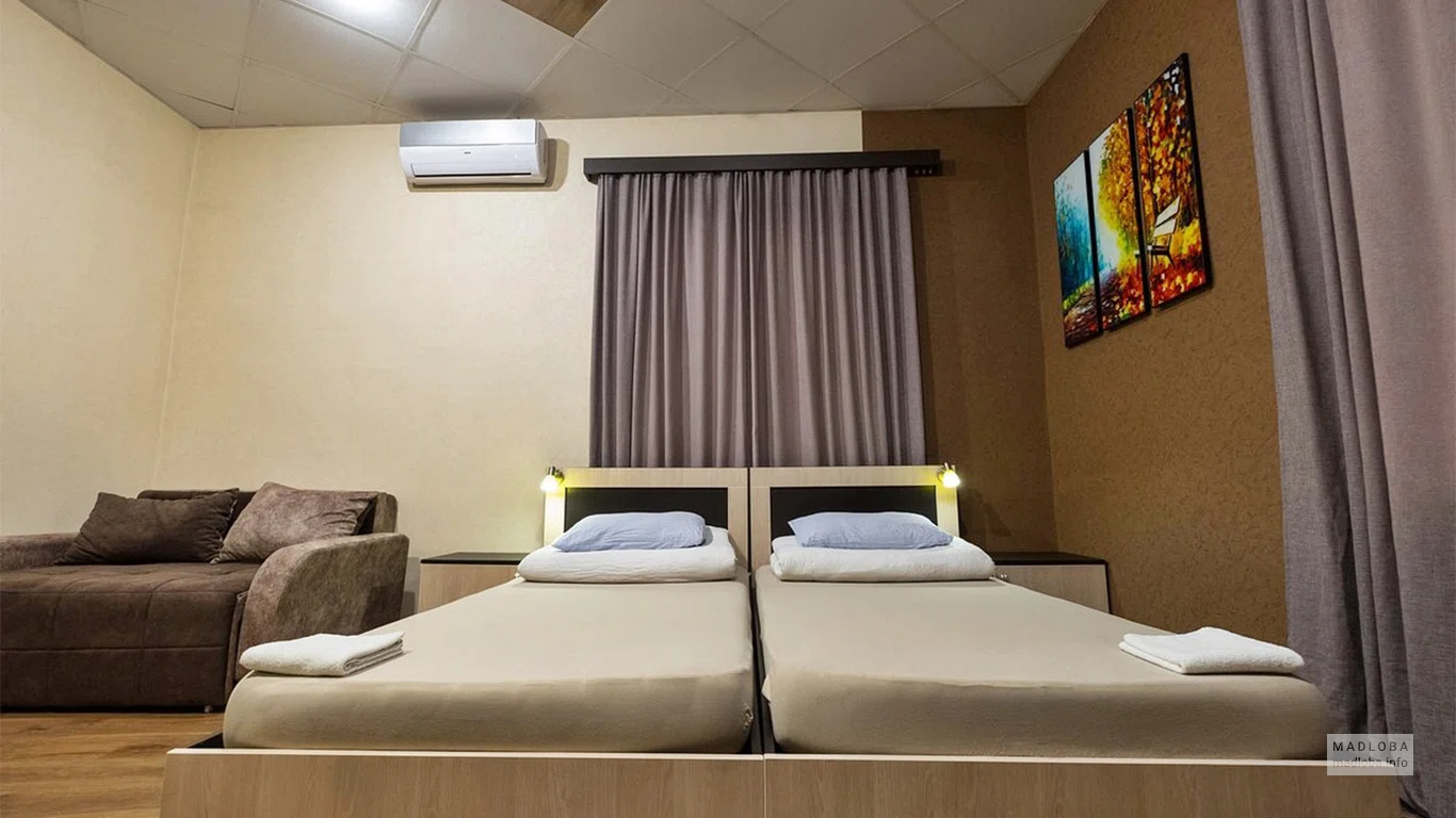 Двуспальная кровать в апарт-отеле Победа