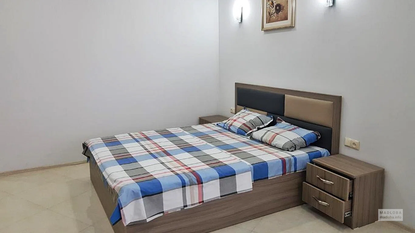Двуспальная кровать в номере Batumi Apartment With Sea View