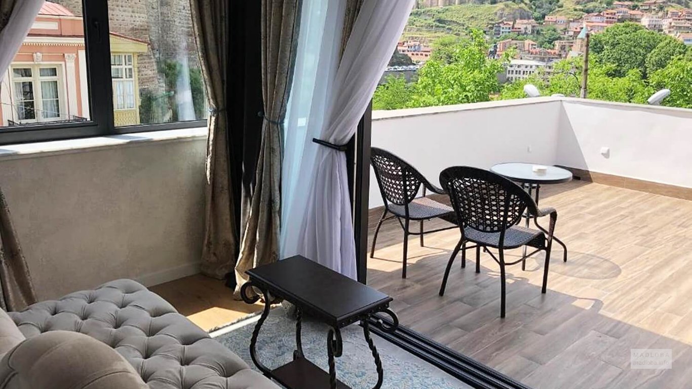 Вид на балкон из номера апартаментов Тамариони