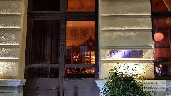 Вход в Apotheka Bar & Lounge