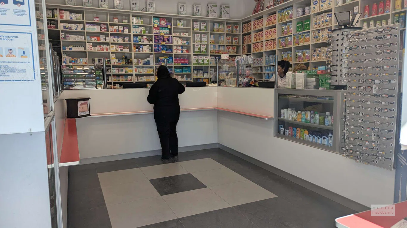 покупательница в аптеке Ирины  в Батуми