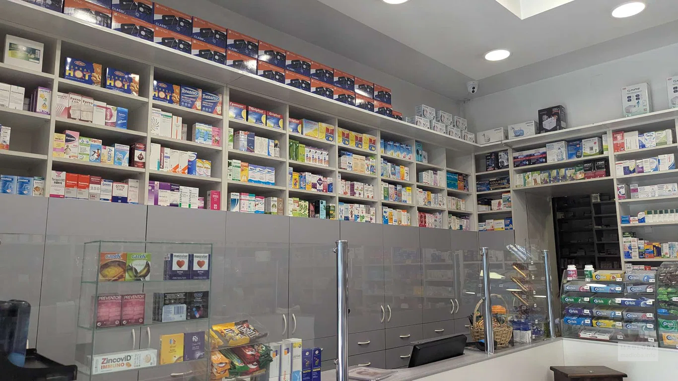 Витрина с лекарствами в аптеке Ирины