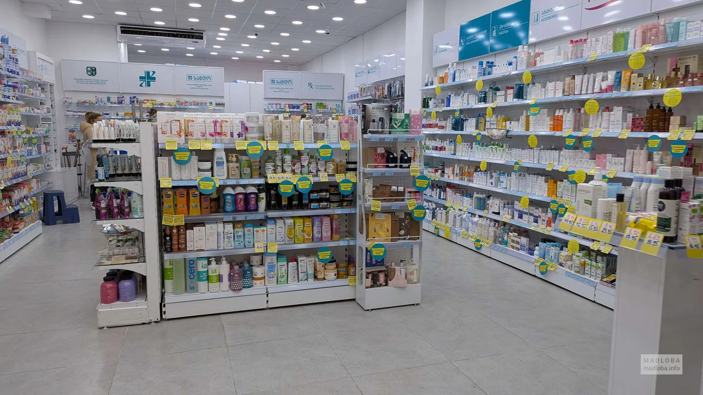 полки с товаром в аптеке Pharmadepot в Боржоми