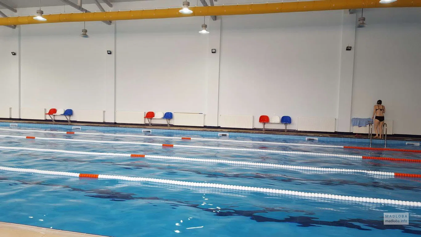 Крытый бассейн с дорожками "Aqua Centre & Fitness"