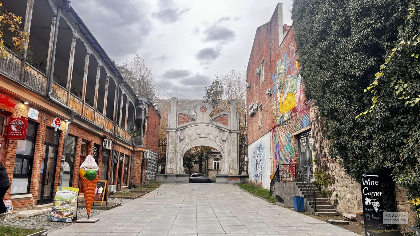 Mon-Plasir Archway