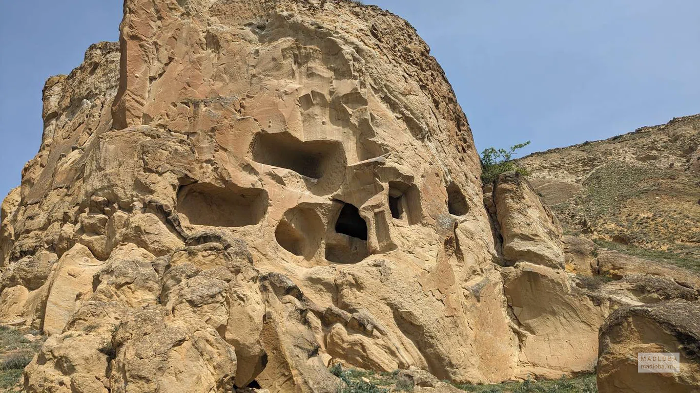 Археологический памятник Погребальные гробницы Каспи