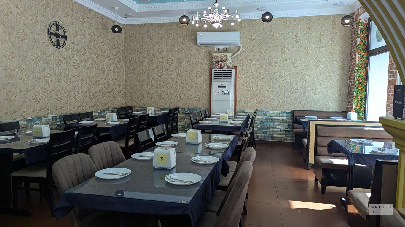 Много посадочных мест в ресторане Aroma