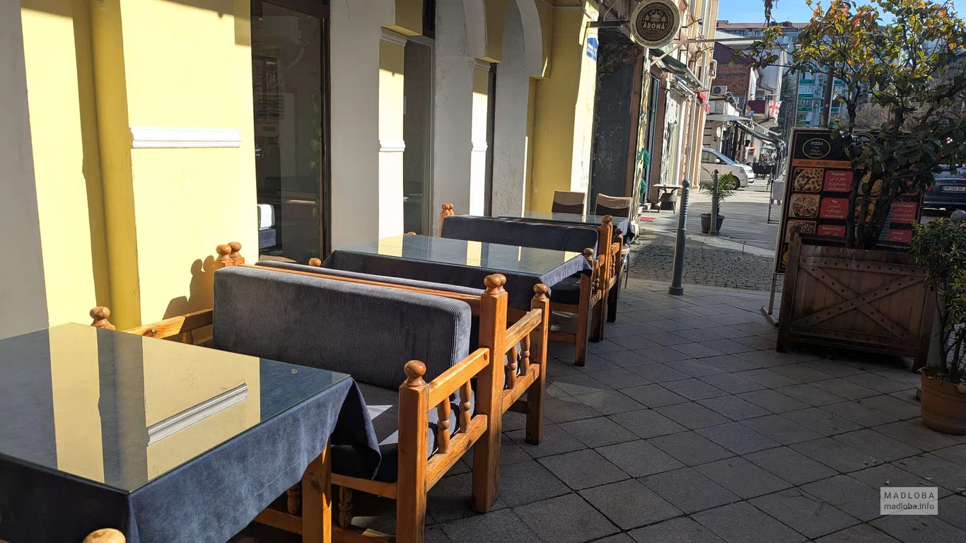 Посадочные места на улице в Aroma в Батуми