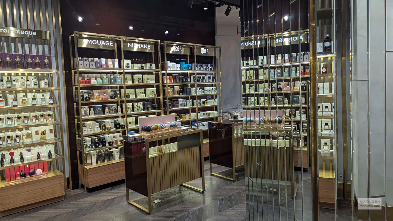 большой ассортимент парфюма в магазине Aromateque