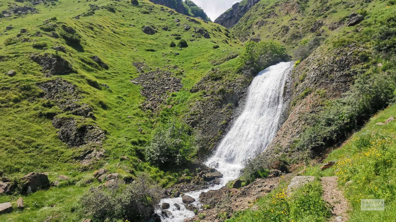 Аршинский Водопад летом