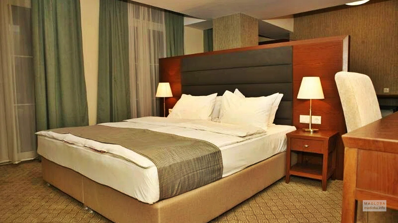 Кровать в Арт Бутик Отеле Тбилиси