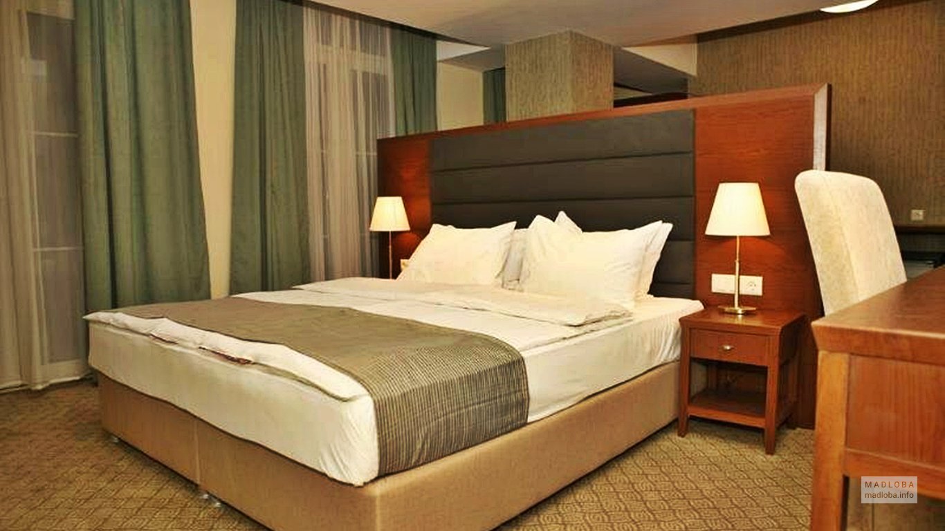 Кровать в Арт Бутик Отеле Тбилиси