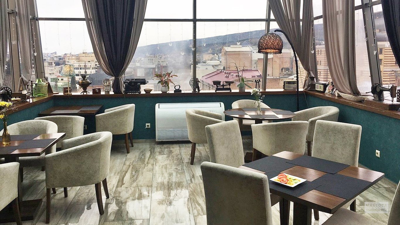 Обеденные столы в столовой отеля Тбилиси