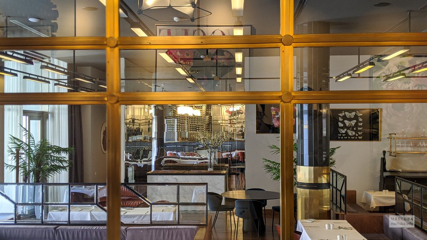 Витражные окна ресторана Арт-Хаус - Место Встречи