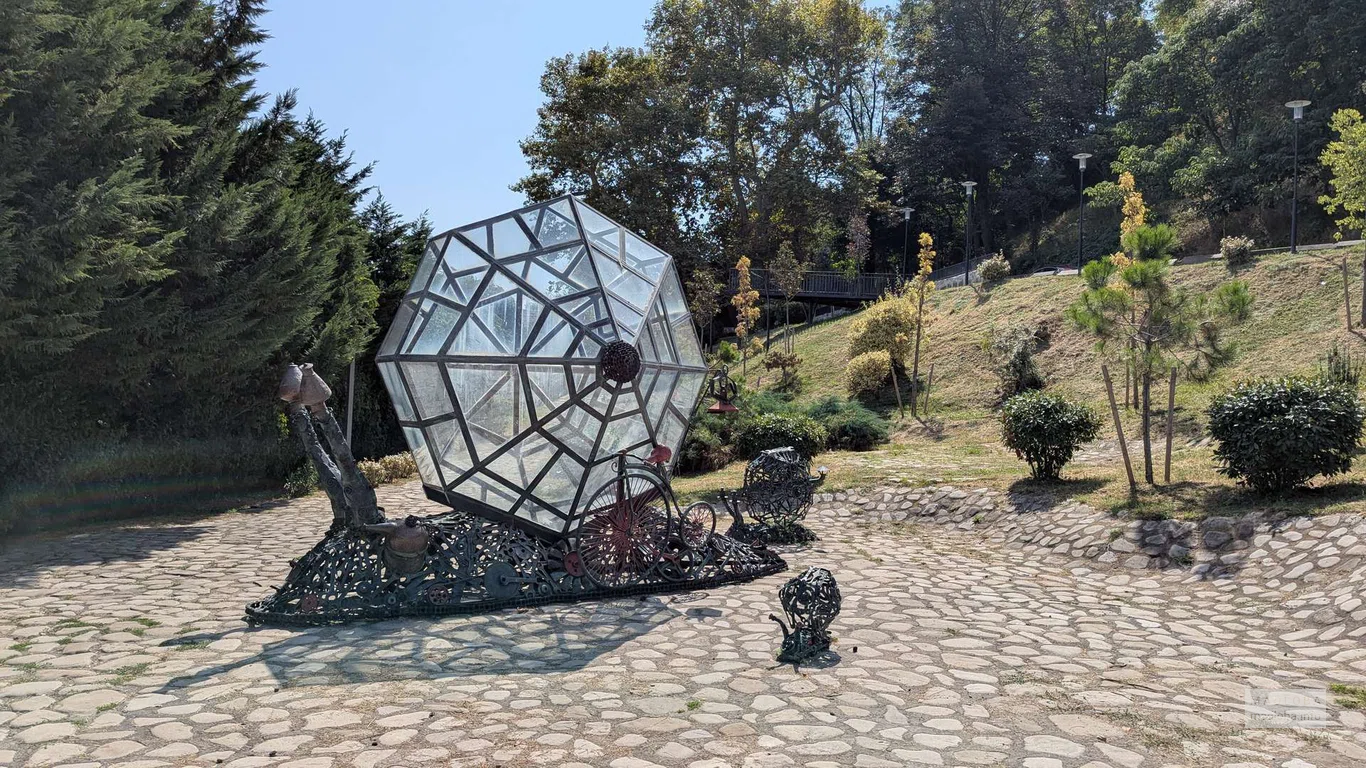 Скульптурная композиция стимпанковых улиток "Семейство улиток" в Телави