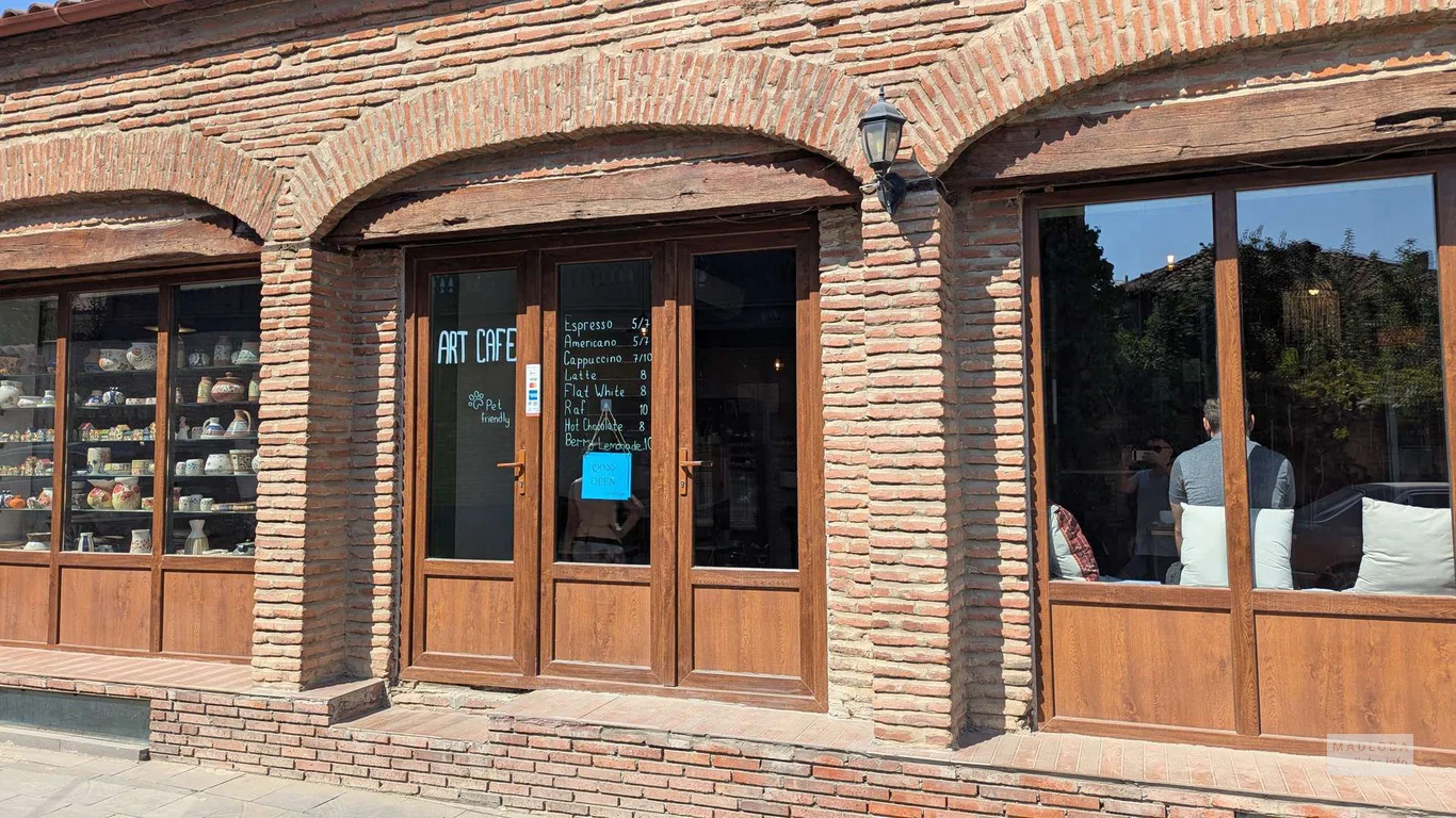Вход в кофейню Art Cafe