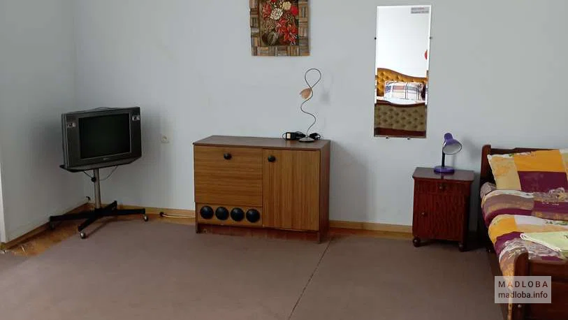 Общая комната с телевизором и спальными местами в хостеле Art Hous Hostel Aleksandr