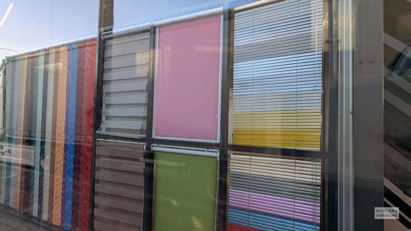 жалюзи и рулонные шторы в магазине окон в Батуми