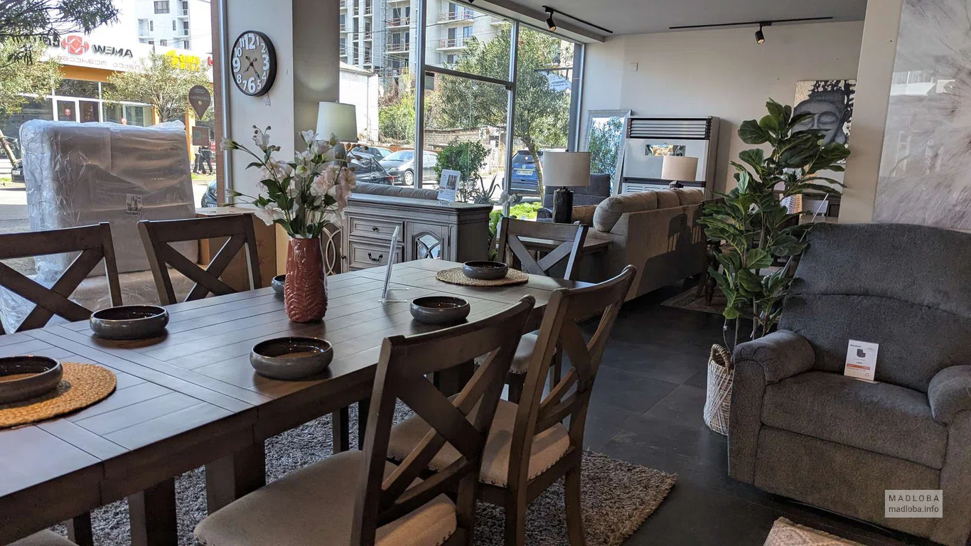 Столы и стулья в магазине мебели Ashley в Батуми