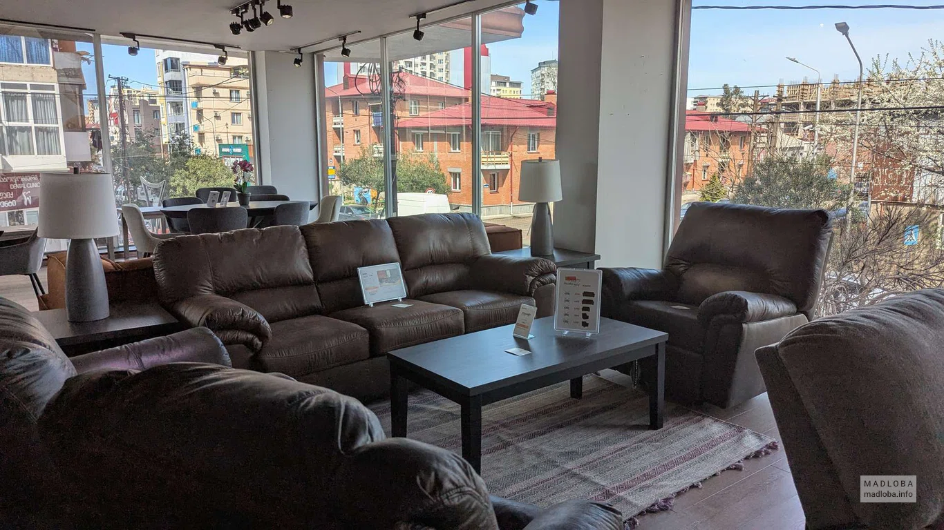 Мягкая мебель в магазине мебели Ashley