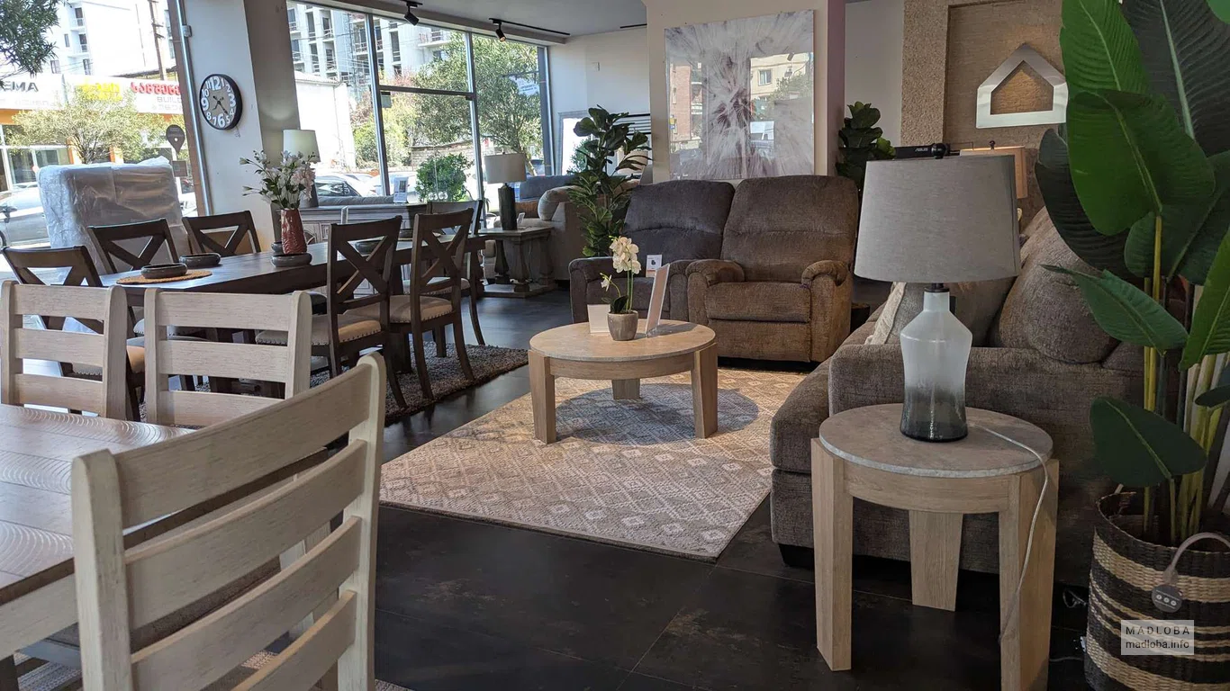 Столы и стулья в магазине мебели Ashley в Батуми