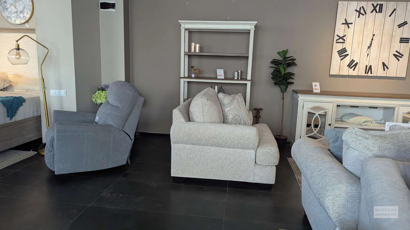 Кресла в магазине мебели Ashley в Батуми