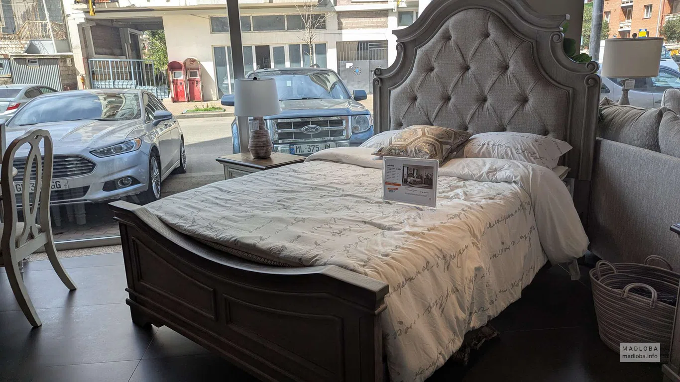 Кровать в магазине мебели Ashley в Батуми