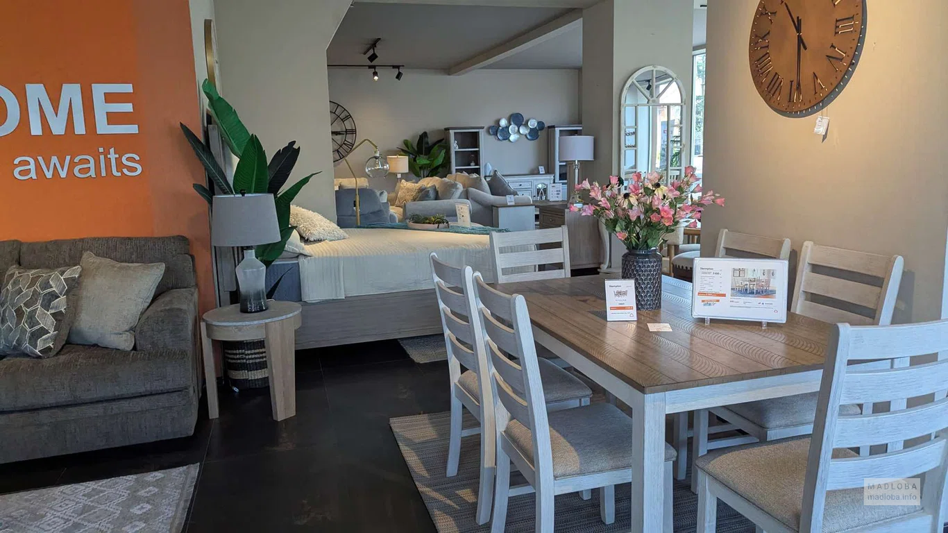 Большой ассортимент мебели в салоне мебели Ashley в Батуми