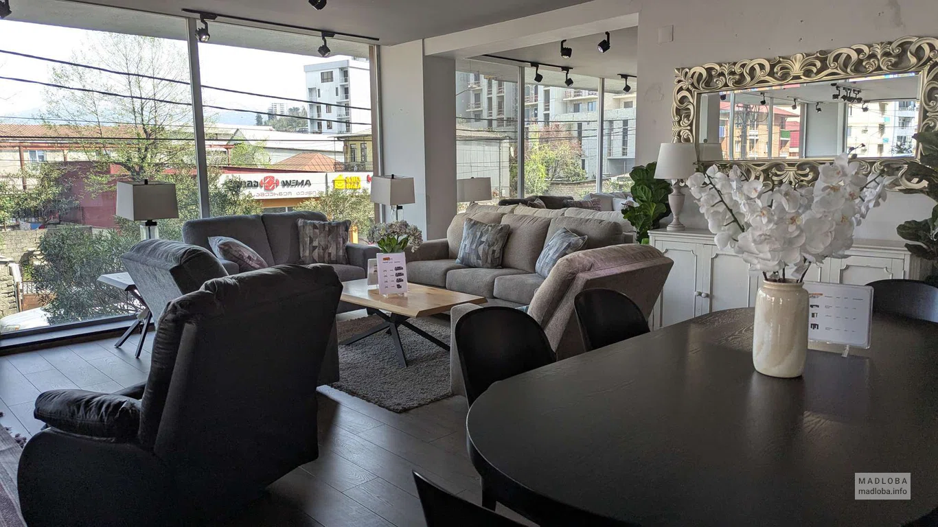 Мягкая мебель в магазине мебели Ashley